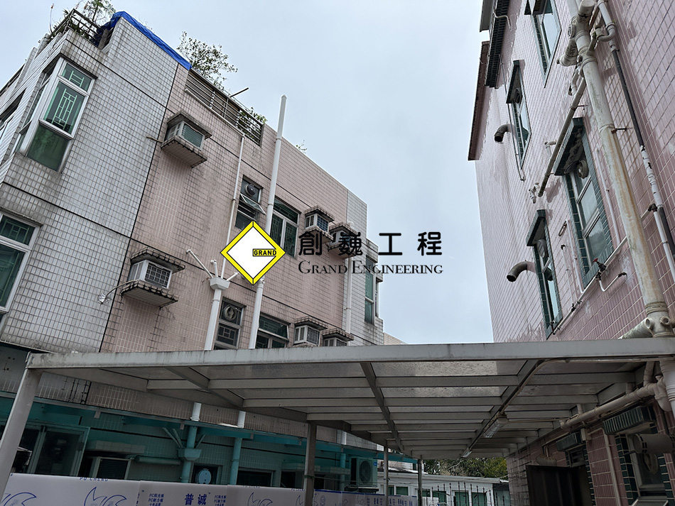 拆僭建-洞梓路村屋加建物(拆卸令)-玻璃簷蓬及伸縮簷蓬(未完成)收到僭建清拆令點算好？屋宇署認可一級小型工程承建商一條龍服務幫你解除清拆令