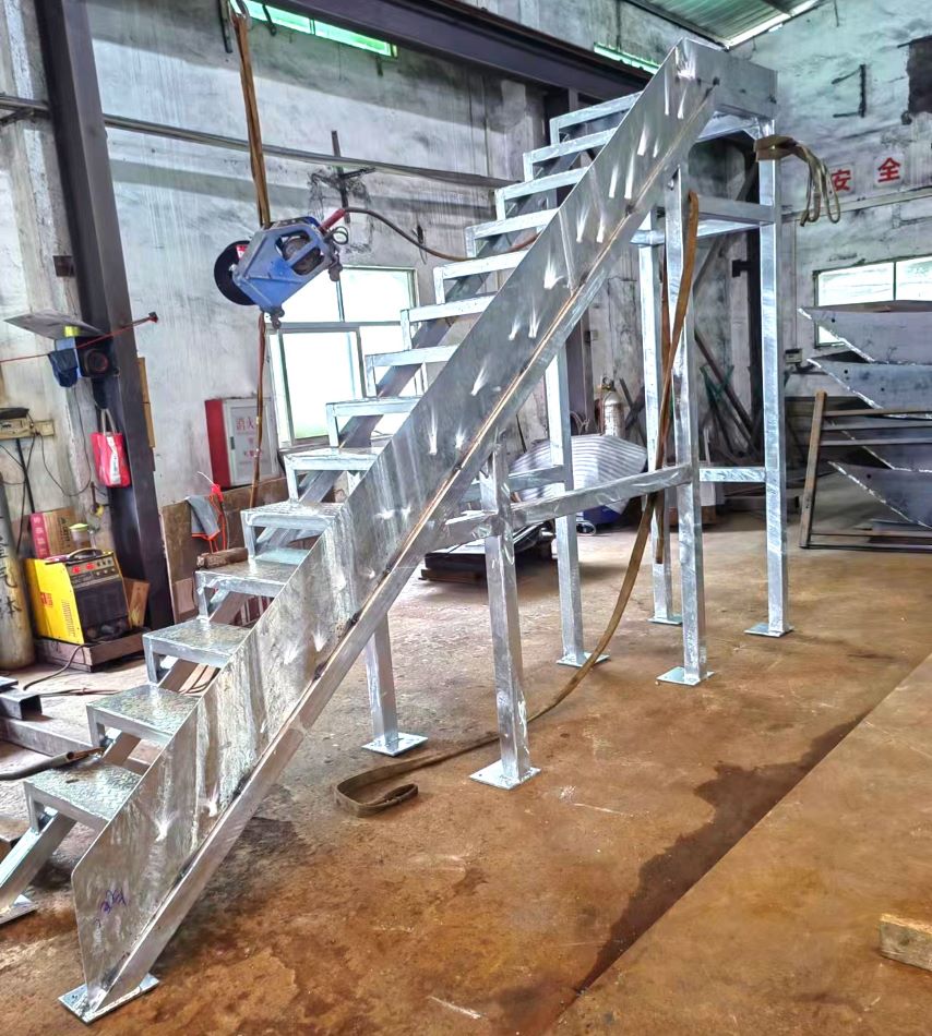 訂造不銹鋼及鐵樓梯-外牆樓梯-旋轉樓梯-貨櫃屋樓梯-戶外樓梯-逃生梯--鉛水鐵樓梯2