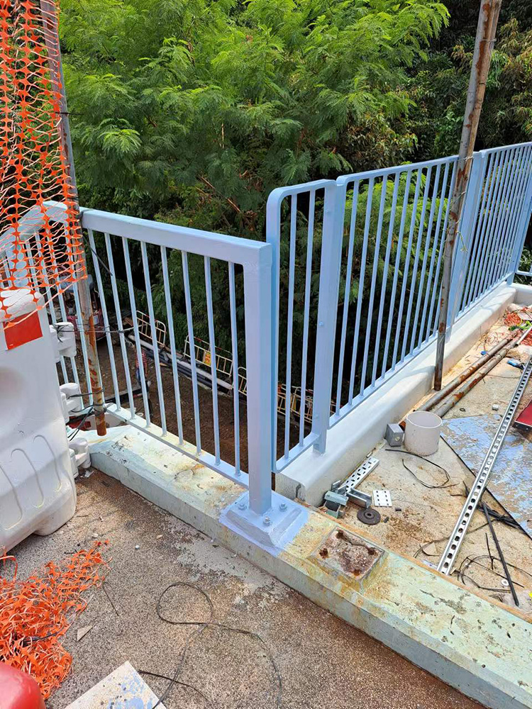 訂造鉛水馬路欄桿欄河圍欄-天橋-行人路-馬路-樓梯-TYPE2-鐵欄杆-馬路欄杆-Iron-railing-鍛鐵欄河-訂做-訂製-鐵器供應商-鐵器冷貨-鋼鐵廠-鐵器工程1